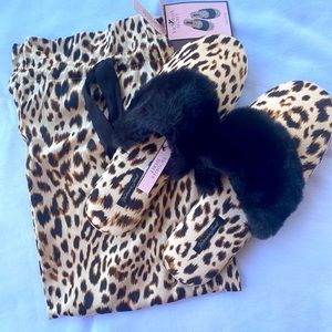 Victoria’s Secret Slippers shoes Leopard Faux Fur size 9-10 with satin bag new
